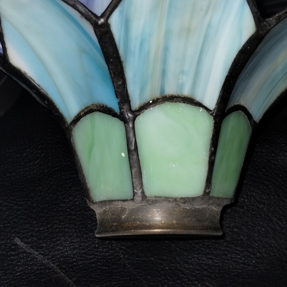 Adorable Tiffany style small lamp - Picture 4 of 7